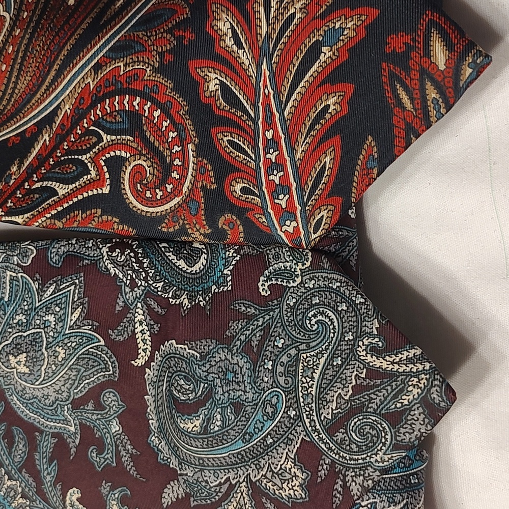 Lot of 2 Oscar de la Renta couture collection, paisley